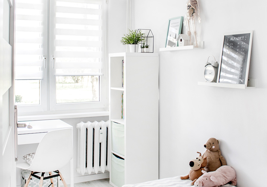 In this children's room, a pocket hem bar was chosen.